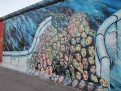 Es geschah im November (ça s'est passé en novembre) est un graffiti de Kani Alavi réalisé sur un morceau du mur de Berlin en 1991, peu après l'effondrement du régime est-allemand.