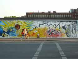 Graffiti get human sur le mur de Berlin