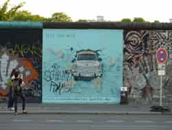 Graffiti Test the rest de Birgit Kinder sur le mur de Berlin (East Side Gallery) représentant la voiture populaire est-allemande Trabant traversant le mur de Berlin. Le numéro de la plaque d’immatriculation indique la chute du mur de Berlin.