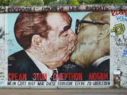 Graffiti de l'artiste russe Dmitri Vrubel intitulé Mon Dieu aide-moi à survivre à cet amour mortel également connu sous les noms de Baiser fraternel ou Baiser de la fraternité. Cette oeuvre représente un baiser entre Léonid Brejnev (dirigeant de l'URSS) et Erich Honecker (dirigeant de la RDA).