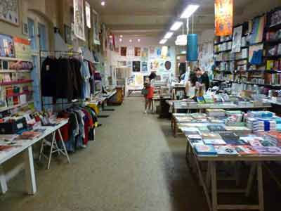 Magasin dans la Haus Schwarzenberg qui vend des vêtements, des livres, des affiches...