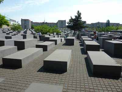 Stèles de tailles différentes au mémorial de l'Holocauste (Berlin)