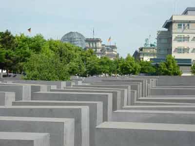 Vue sur le mémorial de l'Holocauste (Holocaust Mahnmal) et le Reichstag 