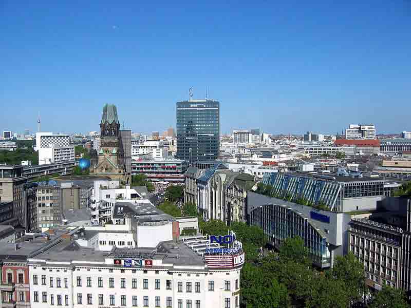 Vue sur l'avenue du Kurfürstendamm et l'église du Souvenir du haut d'un immeuble