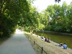 Quai du Landwehrkanal avec des personnes allongées dans l'herbe