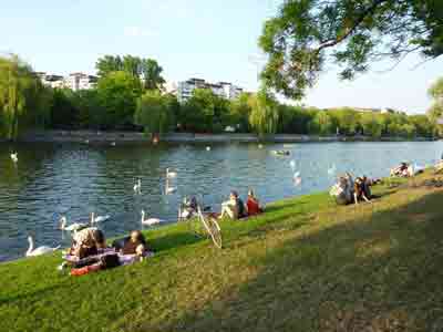 Promeneurs assis dans l'herbe au bord du Landwehrkanal