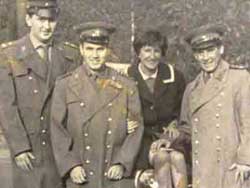 Photo de 3 Allemands qui sont parvenus à fuir la RDA habillés avec de faux uniformes militaires, Mauermuseum, Berlin