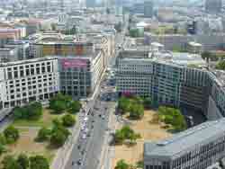 Vue depuis le sommet de la tour Kollhoff sur le Mall of Berlin et la Leipziger Straße (rue de Leipzig) dans le quartier de Berlin-Mitte.