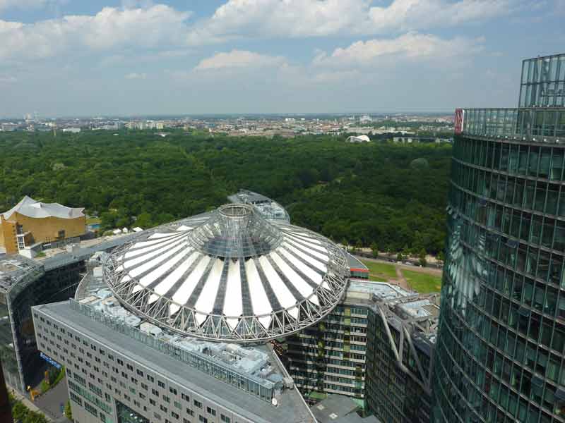 Vue depuis le Panoramapunkt sur le dôme en verre du Sony Center conçu par Helmut Jahn et situé sur la Potsdamer Platz à Berlin