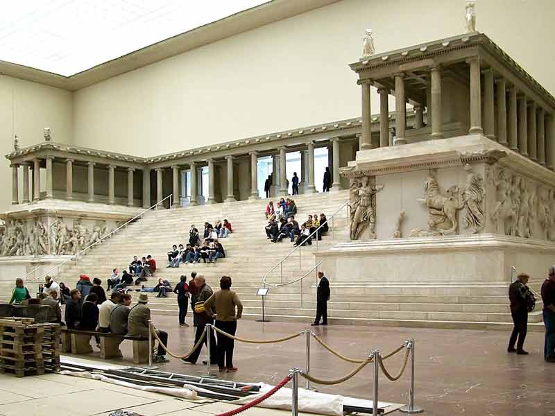 Grand autel de Pergame ou autel de Zeus à Pergame au Pergamonmuseum de Berlin