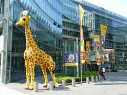Girafe en lego devant le LEGOLAND Discovery Centre à berlin