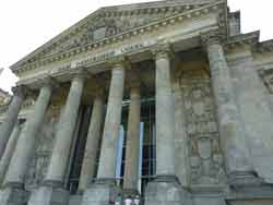 Entrée du palais du Reichstag avec la devise Dem deutschen Volke (Au peuple allemand) apposée sur le fronton du monument