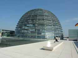 Coupole en verre culminant à 75 mètres au-dessus du sol sur le toit du palais du Reichstag