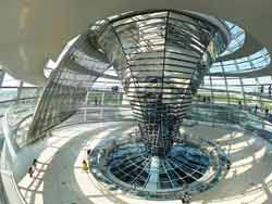 Vue panoramique à l'intérieur du dôme du Reichstag
