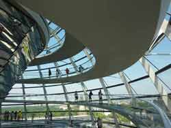 Vue sur les passerelles qui permettent de grimper au sommet du dôme du Reichstag