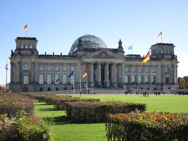 Le palais du Reichstag, siège du Bundestag, vu depuis la place de la République (Platz der Republik), Berlin