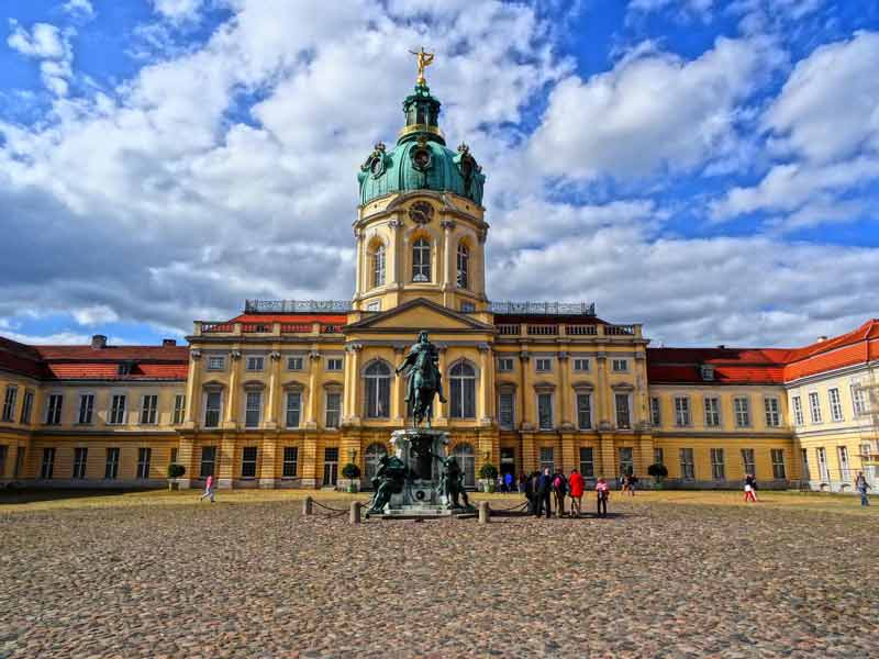 Vue sur la façade avant du château de Charlottenburg (Schloss Charlottenburg), Berlin