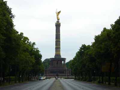 Colonne de la Victoire qui s'élève au centre du Großer Tiergarten à Berlin
