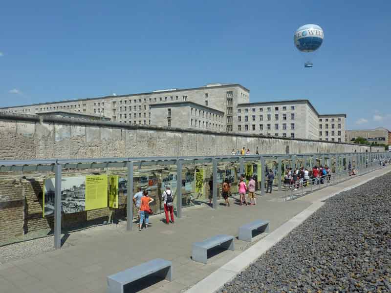 Extérieur du musée de la topographie de la terreur avec une partie du mur de Berlin derrière