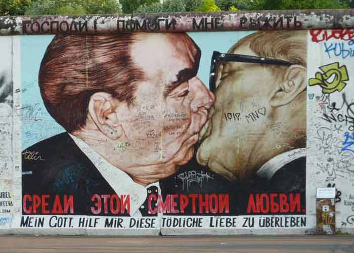 Graffiti de l'artiste russe Dmitri Vrubel intitul Mon Dieu aide-moi  survivre  cet amour mortel sur l'East Side Gallery (Berlin)