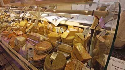 Fromages dans une vitrine réfrigérée chez le fromager affineur Betty, marché Victor Hugo, Toulouse