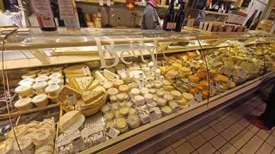 fromages de chèvre, de brebis, de vache dans une vitrine réfrigérée chez Betty, marché Victor Hugo, Toulouse