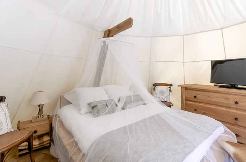 chambre d'un tipi pour un séjour romantique à Callian (France)