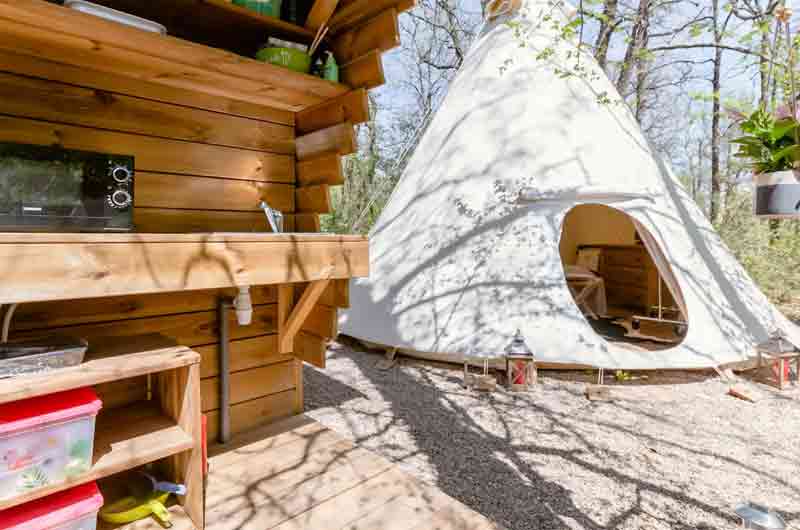 tipi avec sa cuisine extérieure