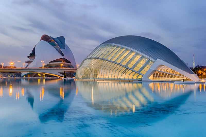L'Hemisfèric est l'un des édifices de l’ensemble architectural espagnol de la Cité des arts et des sciences de Valence