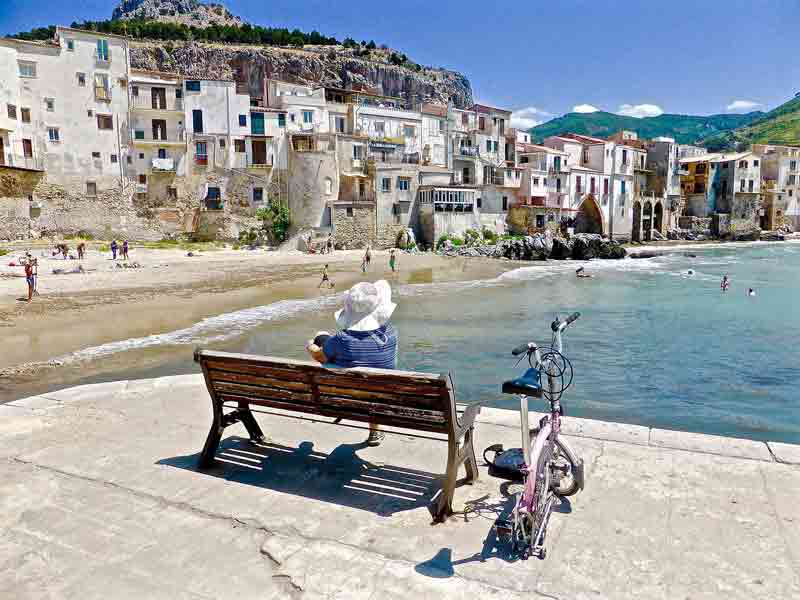 Village au bord de la mer en Sicile
