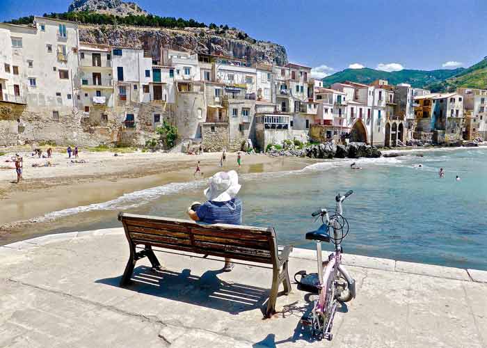 Village au bord de la mer en Sicile