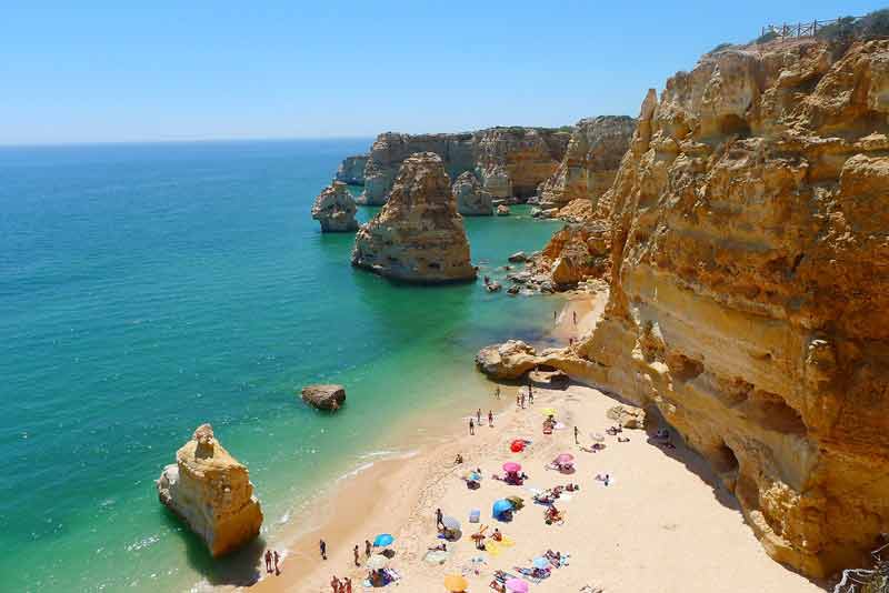 Plage dans la région de l'Algarve au Portugal