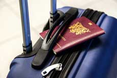 passeport posé sur une valise
