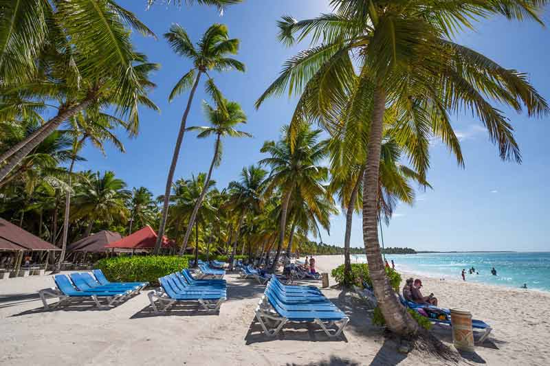 plage avec transats en République dominicaine