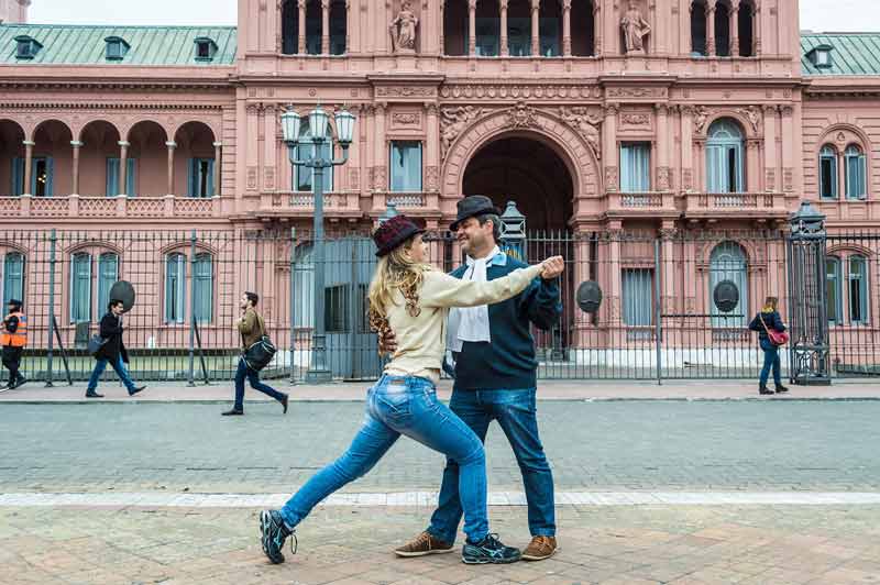 Couple qui danse un tango dans les rues de Buenos Aires (Argentine)