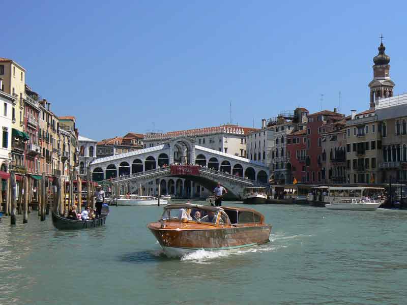 bateaux et gondoles sur le Grand Canal de Venise devant le pont du Rialto