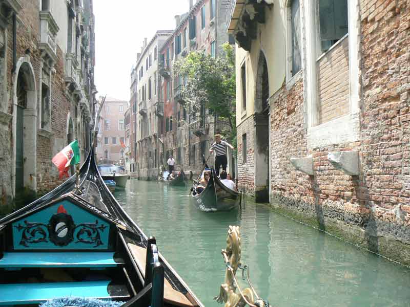 Amoureux qui se baladent en gondole sur les canaux de Venise