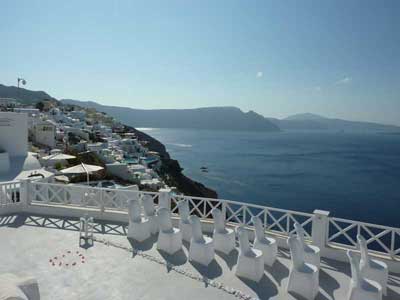 Terrasse sur les toits d'Oia décorée pour un mariage (Santorin, Grèce)