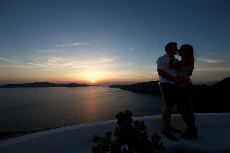 Coucher de soleil à Santorin avec un couple qui s'embrasse