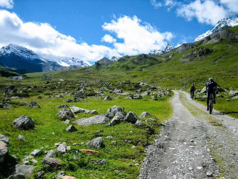 Excursion en VTT lors d’un voyage organisé pour personne seule