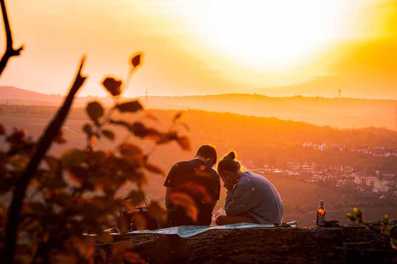 couple qui pique-nique au coucher de soleil