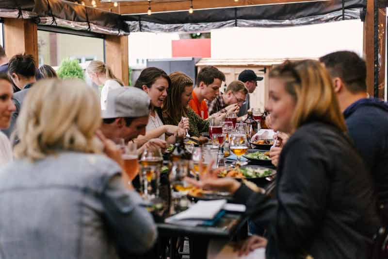 repas de groupe dans un restaurant lors d’un voyage organisé pour personne seule