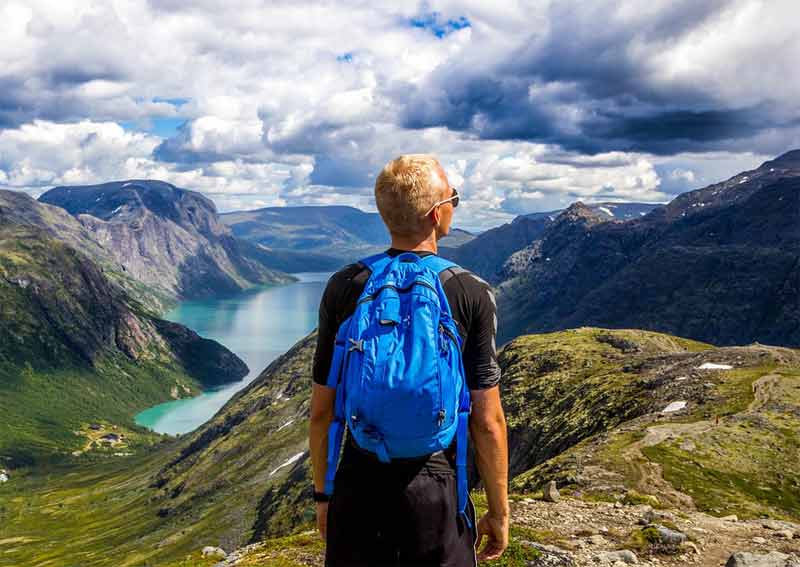 Personne seule en vacances sportives à la montagne