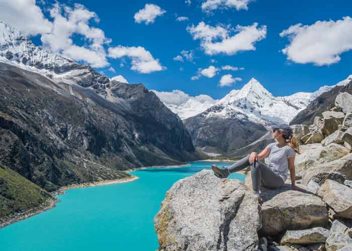 femme seule qui contemple un lac au sommet dune montagne