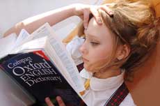 étudiante en train de lire un dictionnaire d'anglais Oxford