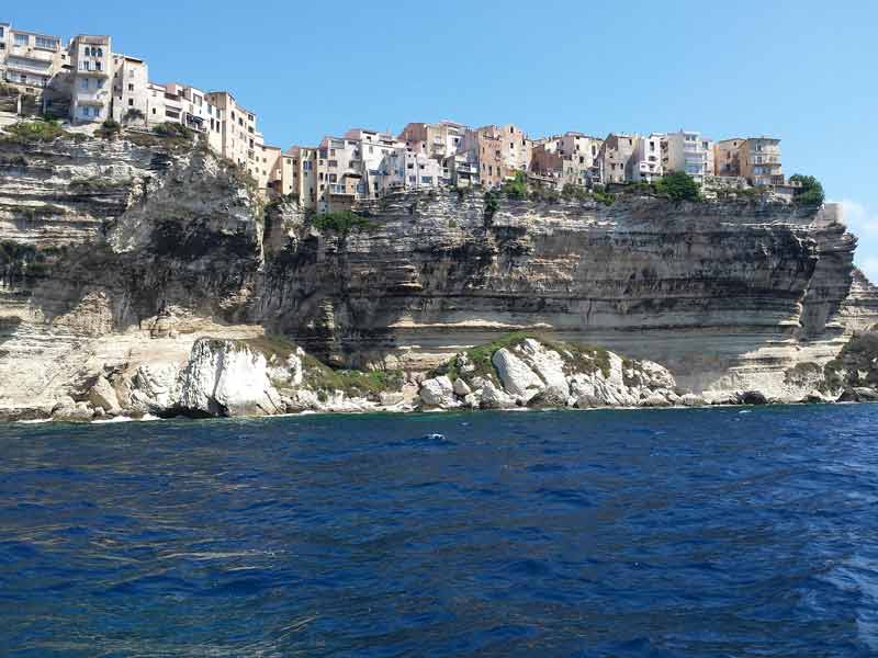 Maisons perchées sur les falaises de Bonifacio en Corse, surplombant la mer Méditerranée avec un panorama spectaculaire