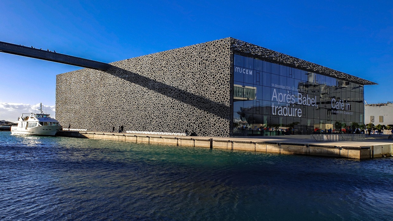 Le MuCEM à Marseille, musée emblématique entre architecture contemporaine, passerelle du fort Saint-Jean et vue sur la Méditerranée