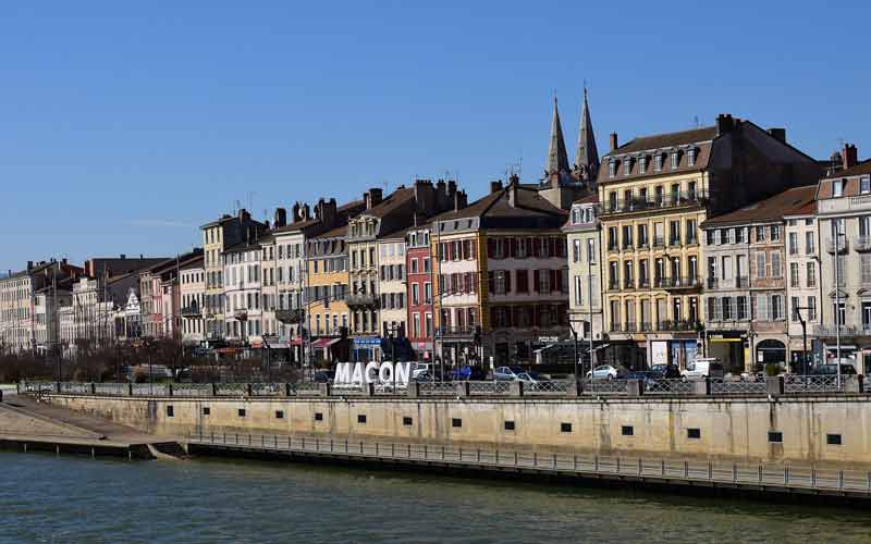 Quai Lamartine avec vue sur les flèches de l'église saint pierre de Macon