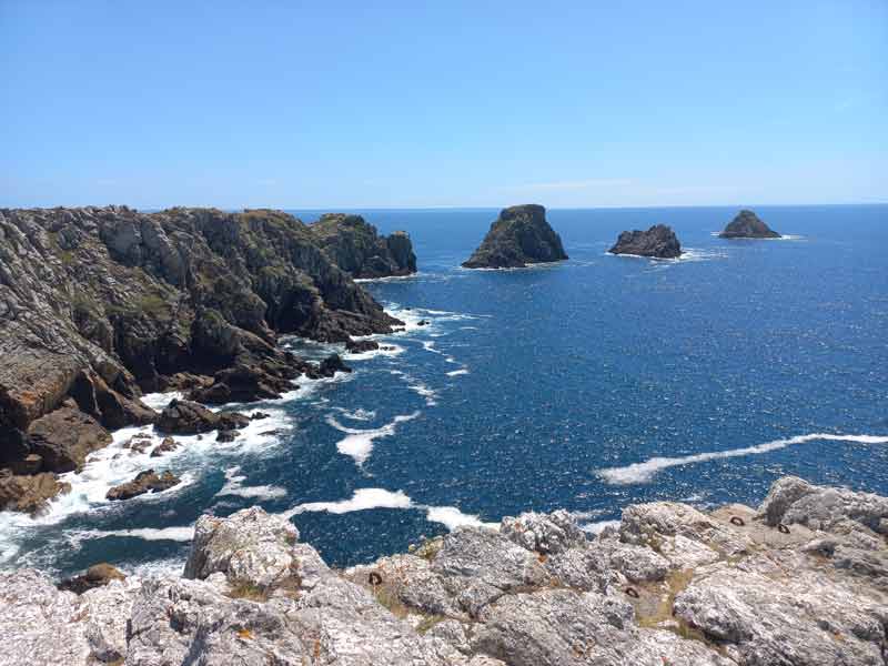 Falaises spectaculaires et chaos rocheux de la Pointe de Pen-Hir, un site incontournable pour une randonnée sur le littoral breton