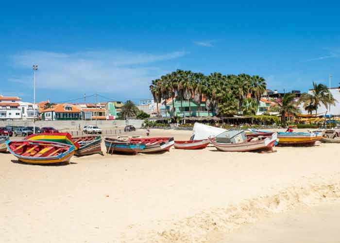 Voyage au Cap Vert : barques color�es sur la plage de Sal